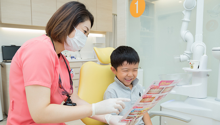 不安に寄り添う女性歯科医師の診療