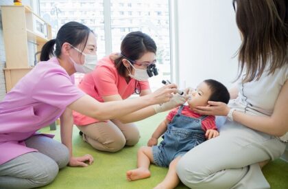 保護者の方のお膝の上で診療